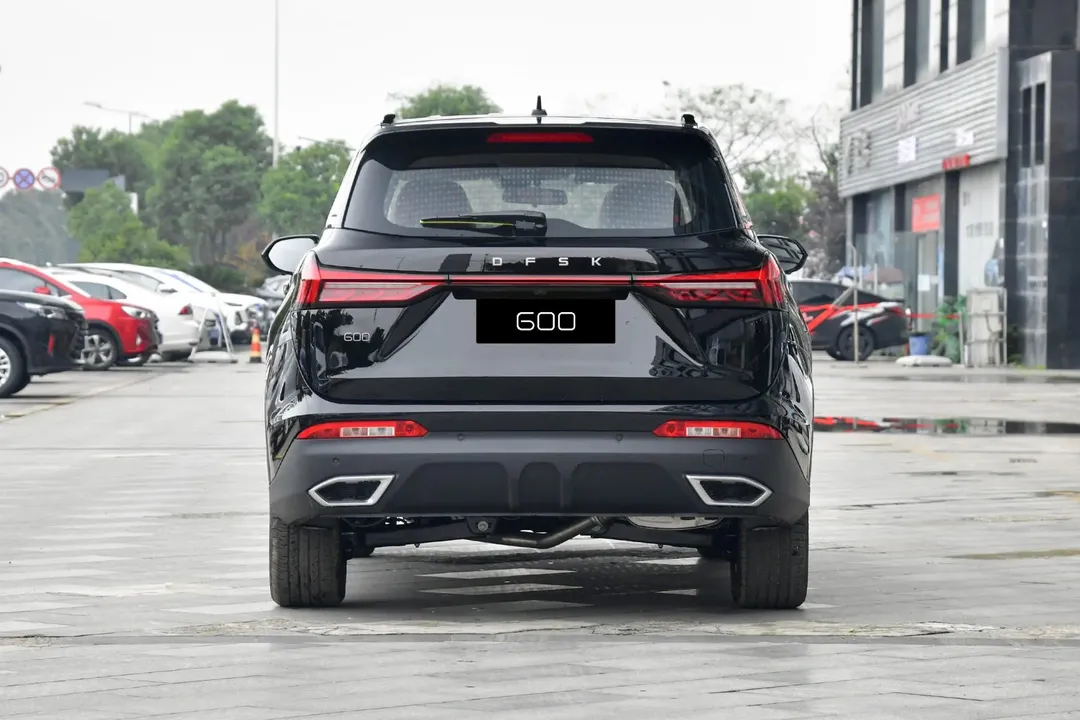 Vista trasera y baul SUV DFSK Glory 600