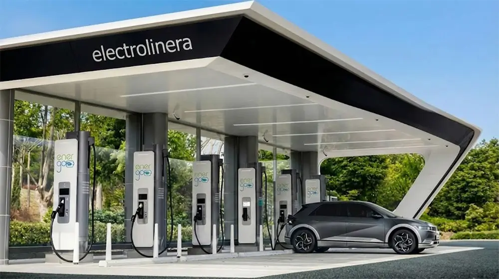 auto electrico en estacion de carga rapida electrolinera