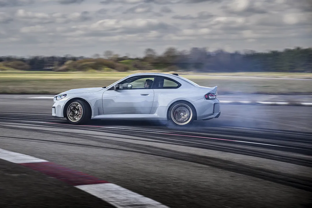 BMW M2 CS haciendo drift