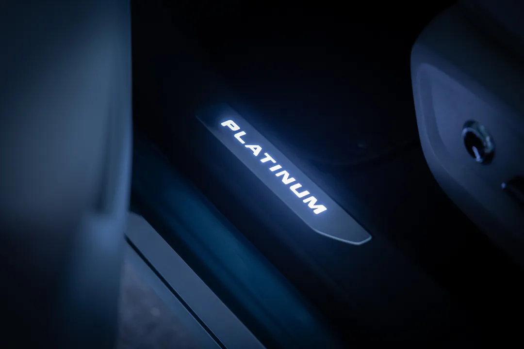 Zocalos iluminados Ford Territory Platinum 2026
