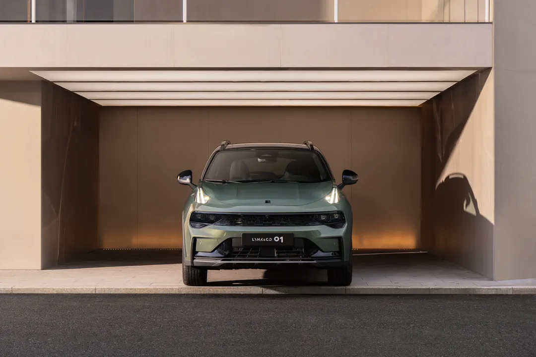 Grilla frontal negra brillante Lynk & Co 01 PHEV