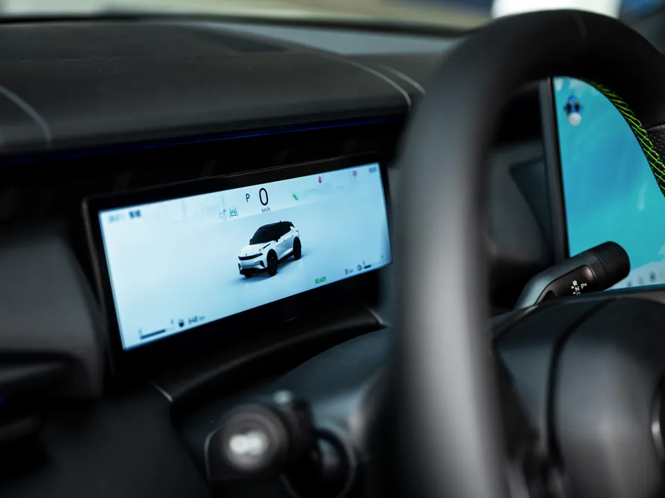 Tablero digital Lynk & Co 06