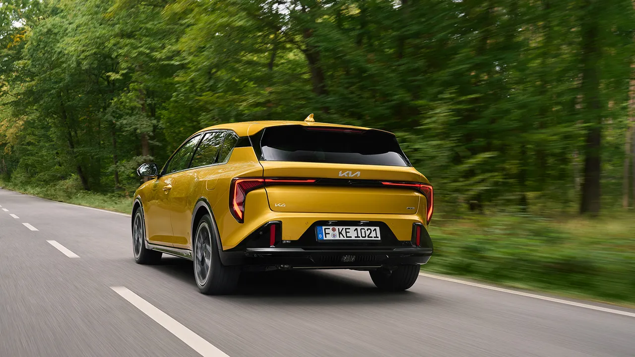 Vista trasera Kia K4 Hach Turbo 
