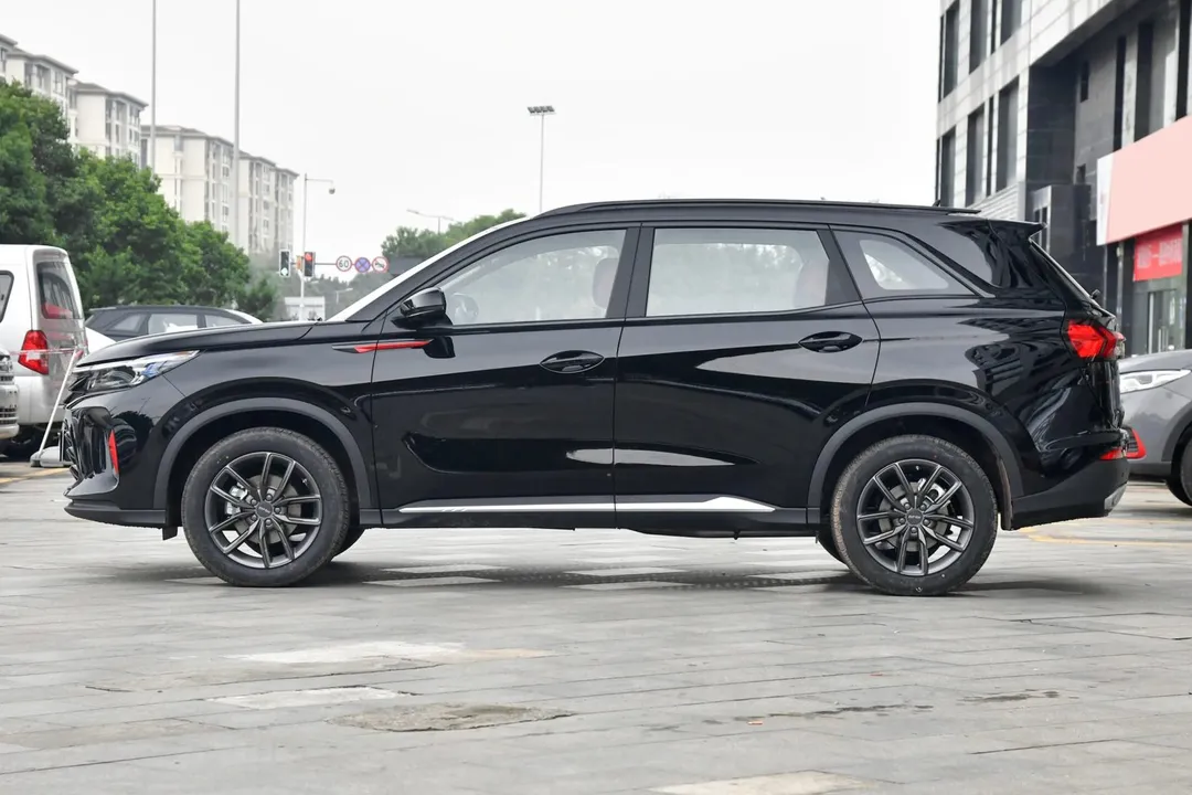 Vista laterla SUV DFSK Glory 600 negra