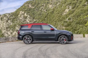 Vista lateral Mini JCW Countryman All4 2026