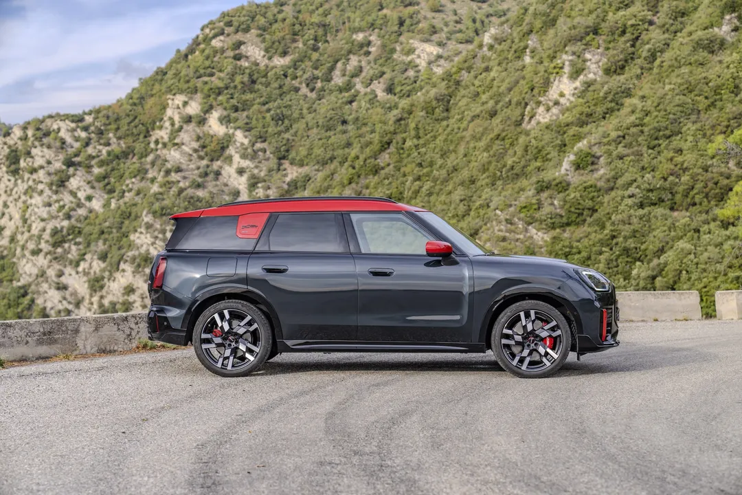 Vista lateral Mini JCW Countryman All4 2026