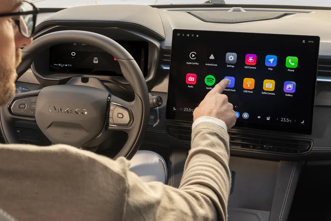 Multimedia Lynk & Co 01