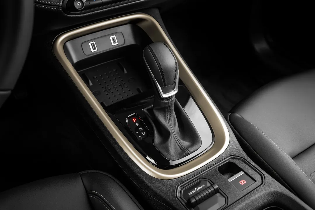Palanca de cambios y puertos USB Jeep Avenger