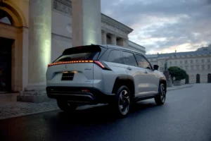 Vista trasera Suzuki Across Hybrid 2026