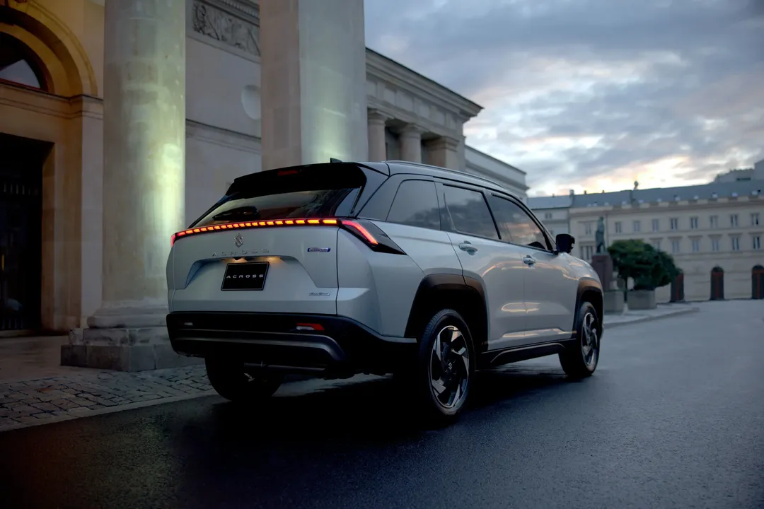 Vista trasera Suzuki Across Hybrid 2026