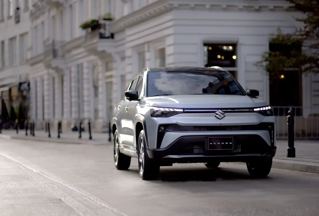 Frente Suzuki Across Hybrid 2026