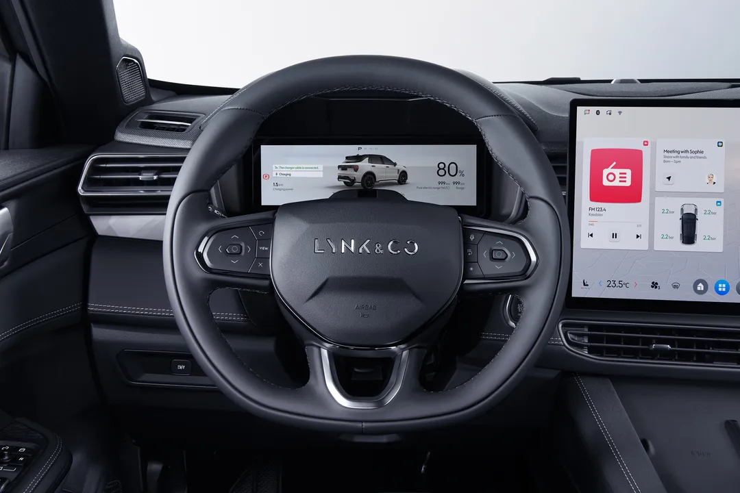 Tablero digital Lynk & Co 01