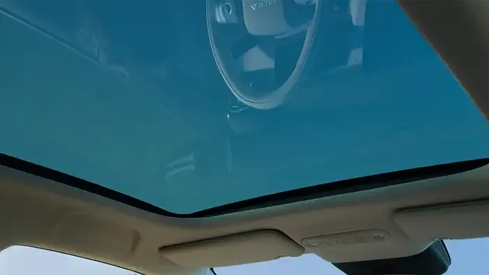 Techo vidriado panoramico del GAC Aion UT 2026