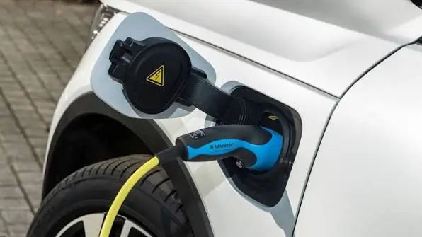 Toma de carga de un coche híbrido enchufable PHEV conectado a la red eléctrica
