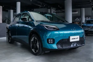 Vista fronta GAC Aion UT eléctrico