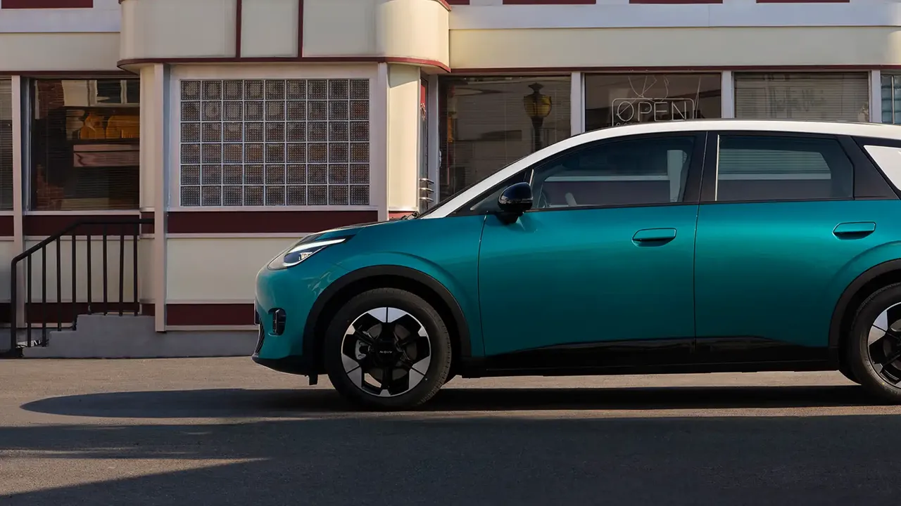 Vista lateral GAC Aion UT eléctrico