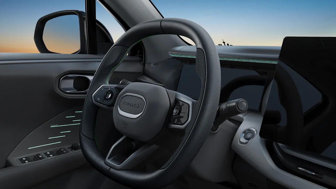 Volante Lynk & Co 06 hibrido