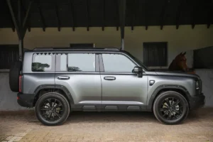 Vista lateral del SUV Haval H7 en color gris mostrando su carrocería boxy