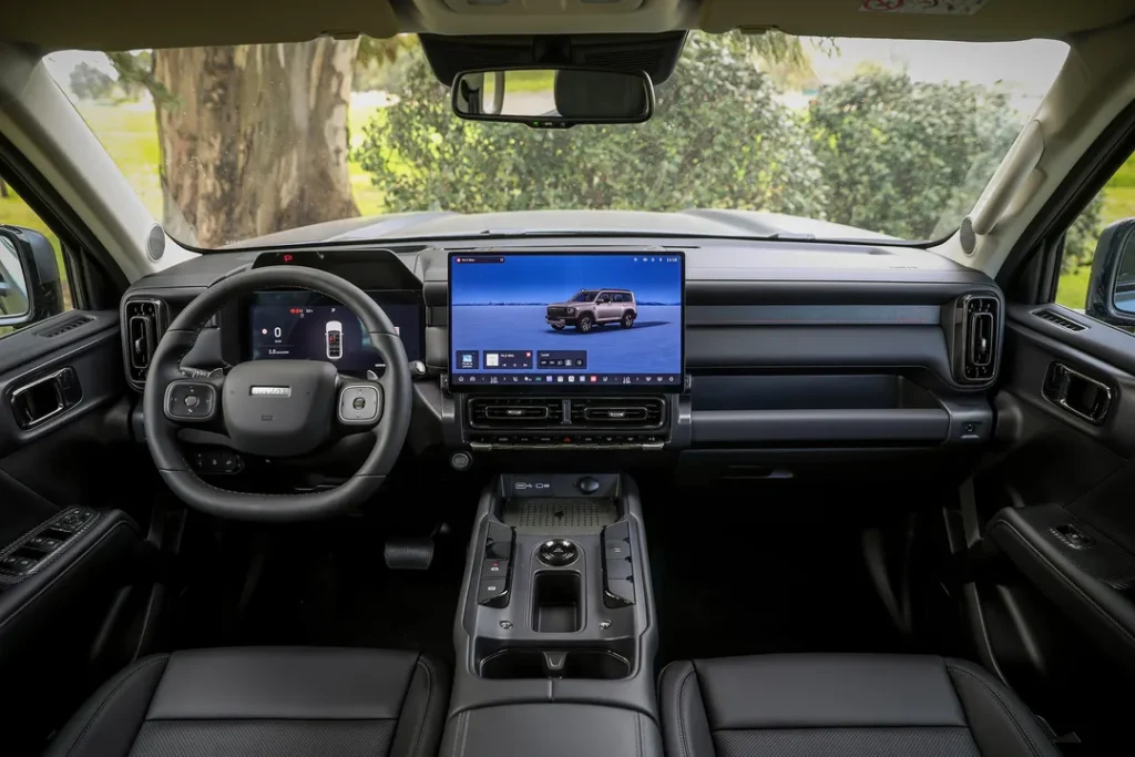 Interior y consola central del Haval H7 con pantalla multimedia Coffee OS de 15,6 pulgadas