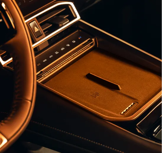 Interior con cargador inalambrico del Soueast S06