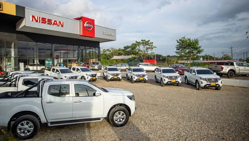 Pick-ups y vehículos de la gama Nissan listos para la distribución en el mercado argentino.