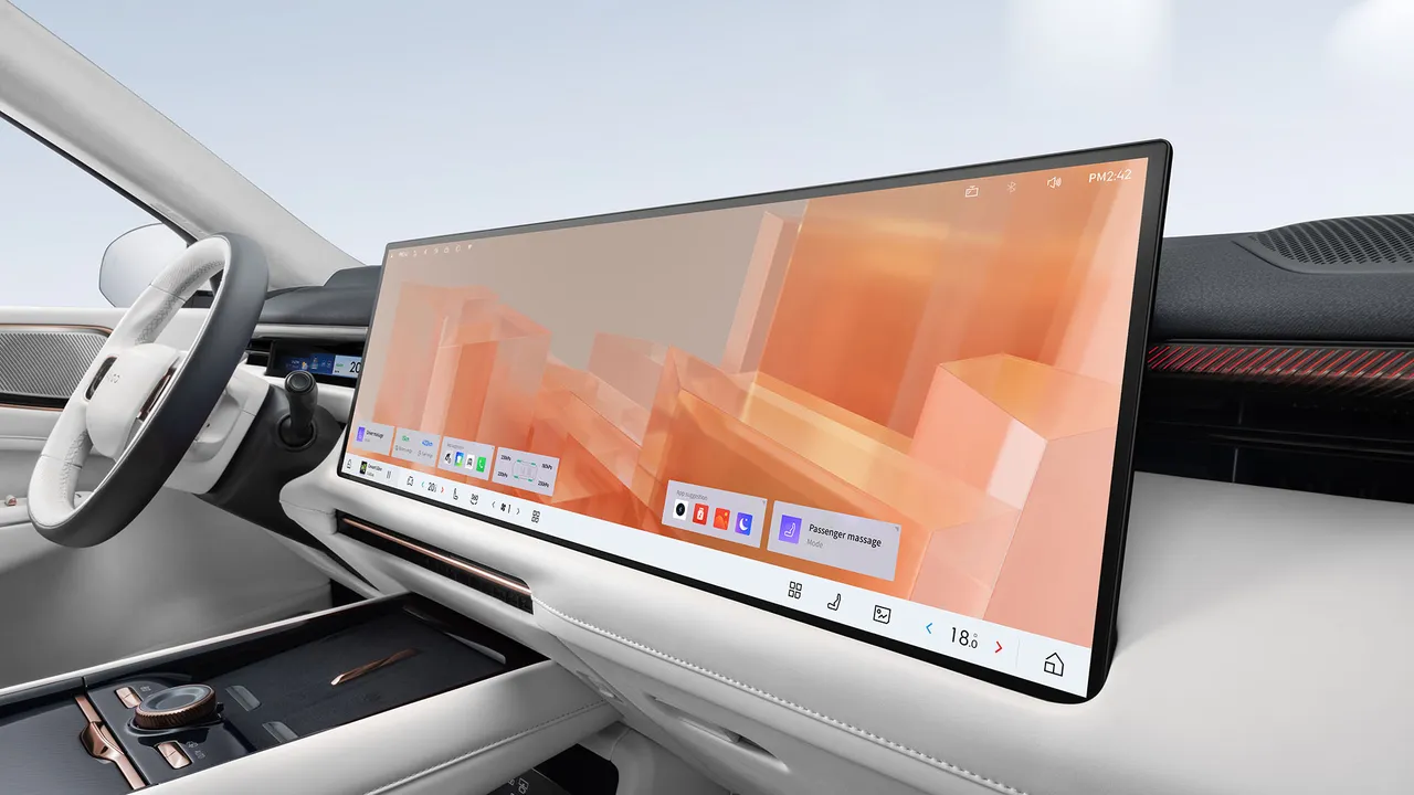 Multimedia Lynk & Co 900