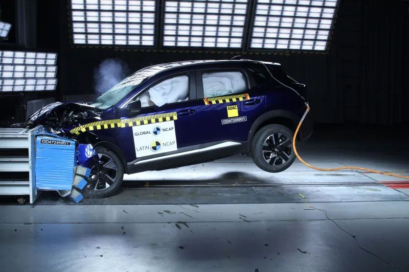 Prueba de choque Prureba de impacto lateral Nissan Nuevo KicksPrureba Nissan Nuevo Kicks